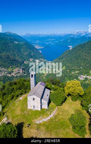 Lago di Como visto dall'eremo di San Zeno in cima alla Valle d'Intelvi in estate. Cerano d'Intelvi, distretto di Como, Lago di Como, Lombardia, Italia. Foto Stock