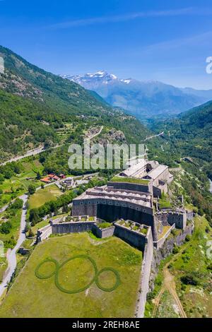 Vista aerea della fortezza di Exilles che guarda la valle di Susa. Exilles, Valle di Susa, Torino, Piemonte, Italia. Foto Stock