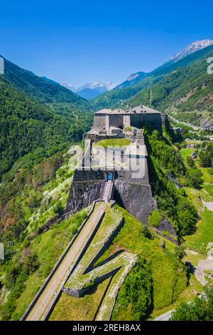 Vista aerea della fortezza di Exilles che guarda la valle di Susa. Exilles, Valle di Susa, Torino, Piemonte, Italia. Foto Stock