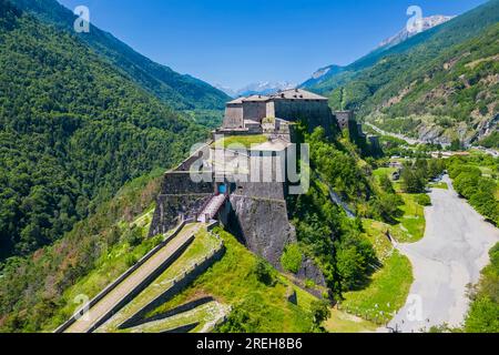 Vista aerea della fortezza di Exilles che guarda la valle di Susa. Exilles, Valle di Susa, Torino, Piemonte, Italia. Foto Stock