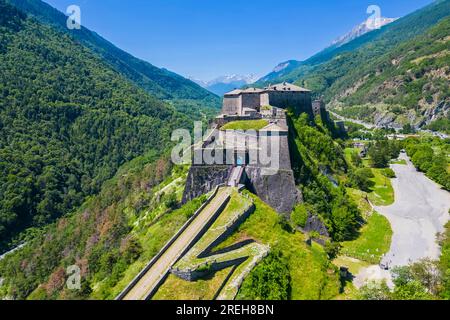 Vista aerea della fortezza di Exilles che guarda la valle di Susa. Exilles, Valle di Susa, Torino, Piemonte, Italia. Foto Stock