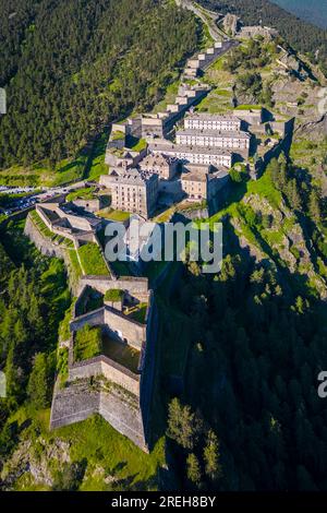 Vista aerea della fortezza di Fenestrelle che guarda la valle di Chisone. Parco Orsiera Rocciavre, Val Chisone, Torino, Piemonte, Italia. Foto Stock