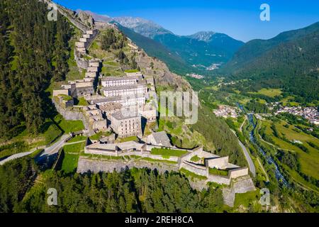 Vista aerea della fortezza di Fenestrelle che guarda la valle di Chisone. Parco Orsiera Rocciavre, Val Chisone, Torino, Piemonte, Italia. Foto Stock