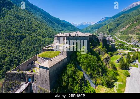 Vista aerea della fortezza di Exilles che guarda la valle di Susa. Exilles, Valle di Susa, Torino, Piemonte, Italia. Foto Stock