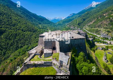 Vista aerea della fortezza di Exilles che guarda la valle di Susa. Exilles, Valle di Susa, Torino, Piemonte, Italia. Foto Stock