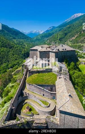 Vista aerea della fortezza di Exilles che guarda la valle di Susa. Exilles, Valle di Susa, Torino, Piemonte, Italia. Foto Stock