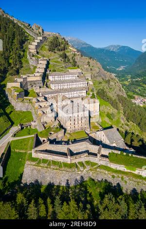 Vista aerea della fortezza di Fenestrelle che guarda la valle di Chisone. Parco Orsiera Rocciavre, Val Chisone, Torino, Piemonte, Italia. Foto Stock