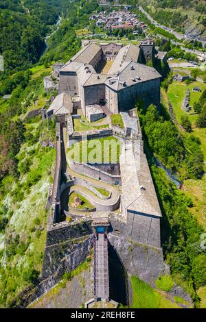 Vista aerea della fortezza di Exilles che guarda la valle di Susa. Exilles, Valle di Susa, Torino, Piemonte, Italia. Foto Stock