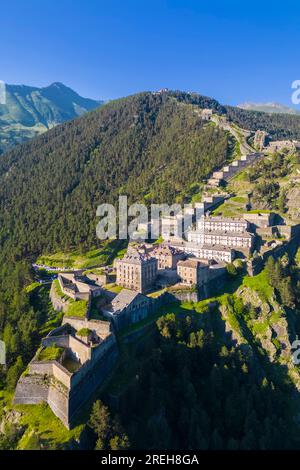 Vista aerea della fortezza di Fenestrelle che guarda la valle di Chisone. Parco Orsiera Rocciavre, Val Chisone, Torino, Piemonte, Italia. Foto Stock