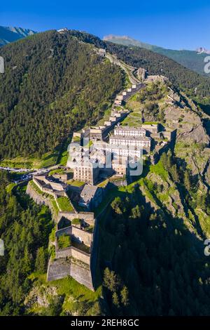 Vista aerea della fortezza di Fenestrelle che guarda la valle di Chisone. Parco Orsiera Rocciavre, Val Chisone, Torino, Piemonte, Italia. Foto Stock