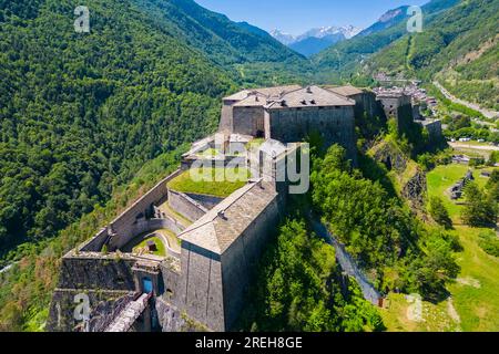 Vista aerea della fortezza di Exilles che guarda la valle di Susa. Exilles, Valle di Susa, Torino, Piemonte, Italia. Foto Stock