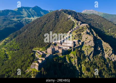 Vista aerea della fortezza di Fenestrelle che guarda la valle di Chisone. Parco Orsiera Rocciavre, Val Chisone, Torino, Piemonte, Italia. Foto Stock