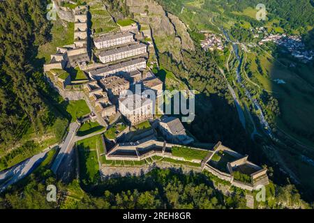 Vista aerea della fortezza di Fenestrelle che guarda la valle di Chisone. Parco Orsiera Rocciavre, Val Chisone, Torino, Piemonte, Italia. Foto Stock