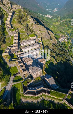 Vista aerea della fortezza di Fenestrelle che guarda la valle di Chisone. Parco Orsiera Rocciavre, Val Chisone, Torino, Piemonte, Italia. Foto Stock