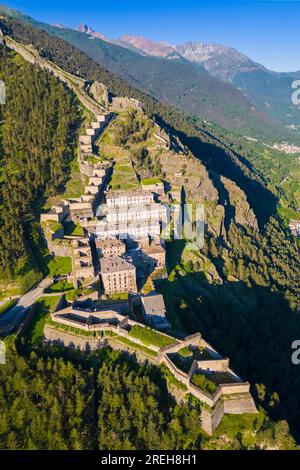 Vista aerea della fortezza di Fenestrelle che guarda la valle di Chisone. Parco Orsiera Rocciavre, Val Chisone, Torino, Piemonte, Italia. Foto Stock