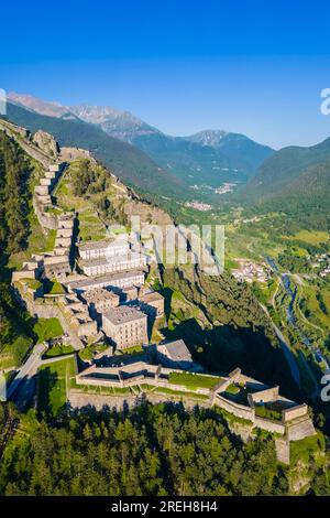 Vista aerea della fortezza di Fenestrelle che guarda la valle di Chisone. Parco Orsiera Rocciavre, Val Chisone, Torino, Piemonte, Italia. Foto Stock