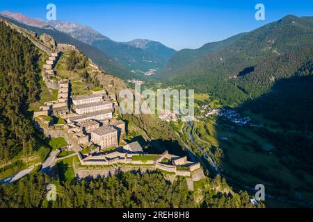 Vista aerea della fortezza di Fenestrelle che guarda la valle di Chisone. Parco Orsiera Rocciavre, Val Chisone, Torino, Piemonte, Italia. Foto Stock