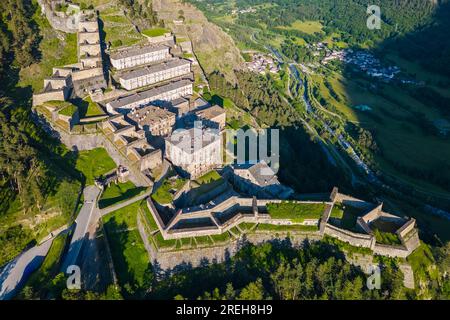 Vista aerea della fortezza di Fenestrelle che guarda la valle di Chisone. Parco Orsiera Rocciavre, Val Chisone, Torino, Piemonte, Italia. Foto Stock