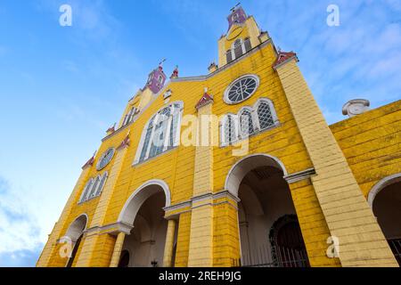 La Chiesa di San Francisco nella piazza principale di Castro all Isola di Chiloe, nel sud del Cile. Foto Stock