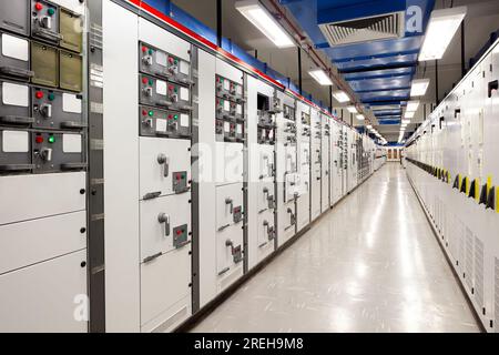 Prospettiva di una sala di controllo elettrico Foto Stock