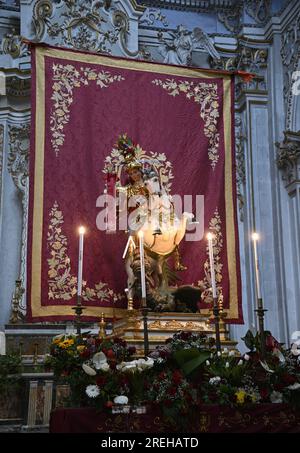 Statua di San Giorgio a cavallo all'interno del Duomo di San Giorgio in stile barocco a Modica, Ragusa Sicilia, Italia. Foto Stock