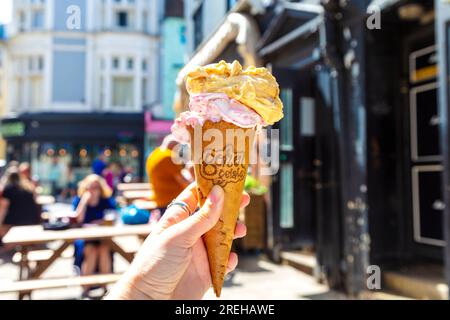 Gelato italiano in un cono da Boho gelato, Brighton, East Sussex, Inghilterra Foto Stock