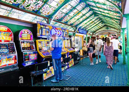 Palace of Fun e sala giochi sul molo di Brighton Palace, Brighton, Inghilterra, Regno Unito Foto Stock