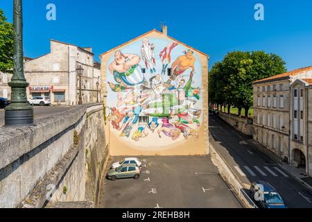 Murale gigante dedicato al fumettista Albert Uderzo ad Angouleme, Francia. Uderzo è meglio conosciuto per aver realizzato la serie Asterix Comic Book. Foto Stock