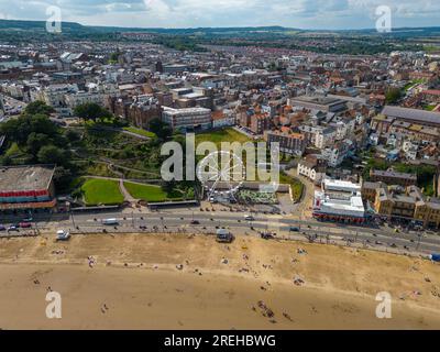 Scarborough 2023 Cattura dall'aria con un DJI Mini 3 Pro, che include la grande ruota panoramica, la funivia centrale, la spiaggia e il castello Foto Stock