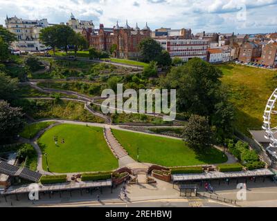 Scarborough 2023 Cattura dall'aria con un DJI Mini 3 Pro, che include la grande ruota panoramica, la funivia centrale, la spiaggia e il castello Foto Stock