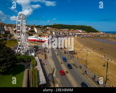 Scarborough 2023 Cattura dall'aria con un DJI Mini 3 Pro, che include la grande ruota panoramica, la funivia centrale, la spiaggia e il castello Foto Stock