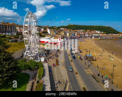 Scarborough 2023 Cattura dall'aria con un DJI Mini 3 Pro, che include la grande ruota panoramica, la funivia centrale, la spiaggia e il castello Foto Stock