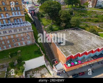 Scarborough 2023 Cattura dall'aria con un DJI Mini 3 Pro, che include la grande ruota panoramica, la funivia centrale, la spiaggia e il castello Foto Stock