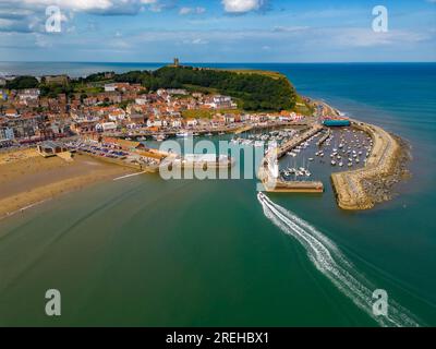 Scarborough 2023 Cattura dall'aria con un DJI Mini 3 Pro, che include la grande ruota panoramica, la funivia centrale, la spiaggia e il castello Foto Stock