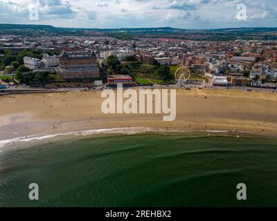 Scarborough 2023 Cattura dall'aria con un DJI Mini 3 Pro, che include la grande ruota panoramica, la funivia centrale, la spiaggia e il castello Foto Stock