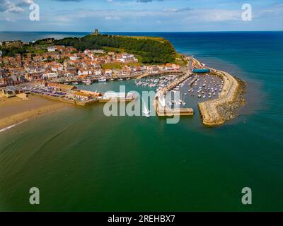 Scarborough 2023 Cattura dall'aria con un DJI Mini 3 Pro, che include la grande ruota panoramica, la funivia centrale, la spiaggia e il castello Foto Stock