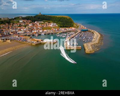 Scarborough 2023 Cattura dall'aria con un DJI Mini 3 Pro, che include la grande ruota panoramica, la funivia centrale, la spiaggia e il castello Foto Stock