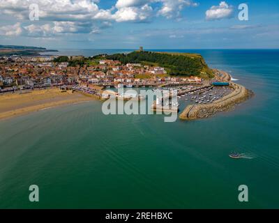 Scarborough 2023 Cattura dall'aria con un DJI Mini 3 Pro, che include la grande ruota panoramica, la funivia centrale, la spiaggia e il castello Foto Stock