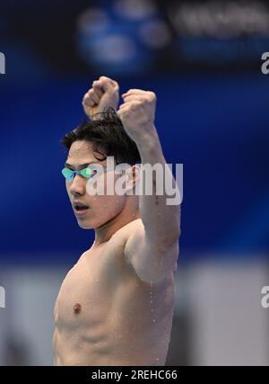 Fukuoka, Giappone. 28 luglio 2023. La Cina Qin Haiyang festeggia dopo la finale maschile dei 200m breaststroke ai Campionati mondiali di acquari 2023 tenutasi a Fukuoka, in Giappone, il 28 luglio 2023. Crediti: Xia Yifang/Xinhua/Alamy Live News Foto Stock