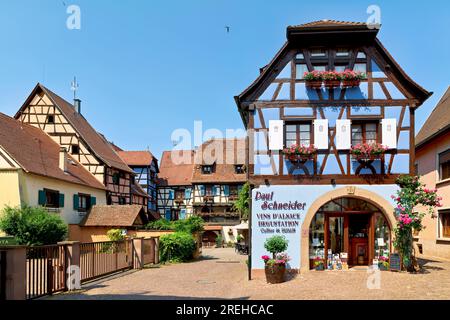 Eguisheim Alsace Francia. Percorso del vino in Alsazia. Le case in legno della città vecchia Foto Stock