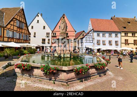 Eguisheim Alsace Francia. Percorso del vino in Alsazia. Piazza Saint Leon Foto Stock