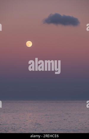 Luna piena al Cala Blanca a Javea Foto Stock
