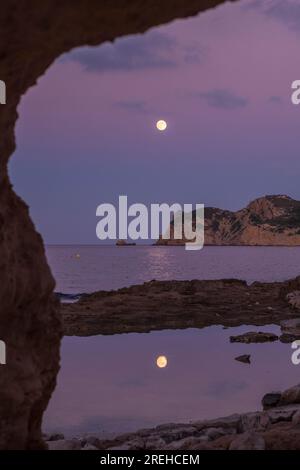Luna piena al Cala Blanca a Javea. Vista del tappo prim. Foto Stock
