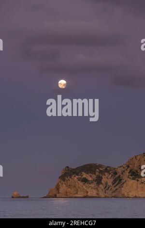 Luna piena al Cala Blanca a Javea. Vista del tappo prim. Foto Stock
