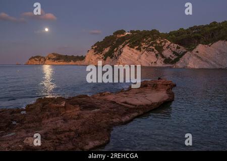 Luna piena al Cala Blanca a Javea. Vista del tappo prim. Foto Stock