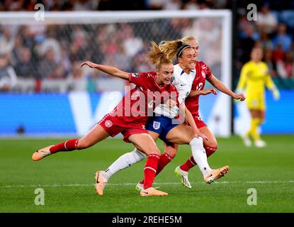 L'Inghilterra Lucy Bronze (centro) si batte per il pallone con la danese Karen Holmgaard (sinistra) e la danese Kathrine Moller Kuhl durante la Coppa del mondo femminile FIFA 2023, partita del gruppo D al Sydney Football Stadium di Moore Park, Australia. Data immagine: Venerdì 28 luglio 2023. Foto Stock