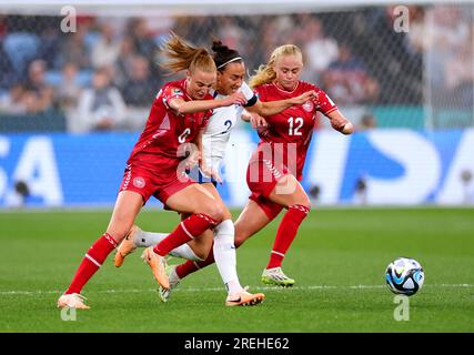 L'Inghilterra Lucy Bronze (centro) si batte per il pallone con la danese Karen Holmgaard (sinistra) e la danese Kathrine Moller Kuhl durante la Coppa del mondo femminile FIFA 2023, partita del gruppo D al Sydney Football Stadium di Moore Park, Australia. Data immagine: Venerdì 28 luglio 2023. Foto Stock