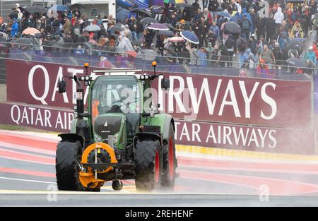 Stavelot, Belgio. 28 luglio 2023. La figura mostra un trattore che pulisce la pista durante i preparativi in vista della prima sessione di prove libere al Gran Premio di F1 del Belgio, a Spa-Francorchamps, venerdì 28 luglio 2023. Il Gran Premio di Formula uno di Spa-Francorchamps si svolge questo fine settimana, dal 28 al 30 luglio. BELGA PHOTO BENOIT DOPPAGNE Credit: Belga News Agency/Alamy Live News Foto Stock