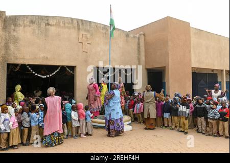 NIGER, Maradi, muslim Children in catholic Schoolkatholische Schule Centre NDA, muslimische Mädchen Foto Stock