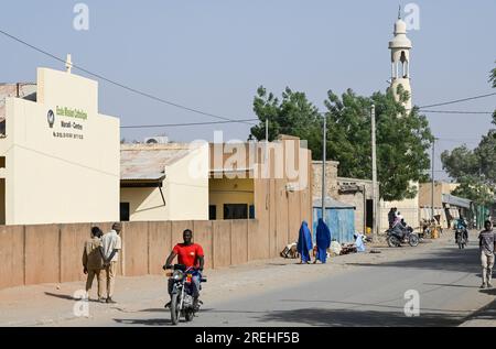 NIGER, Maradi, scuola cattolica e moschea / katholische Schule und Moschee Foto Stock